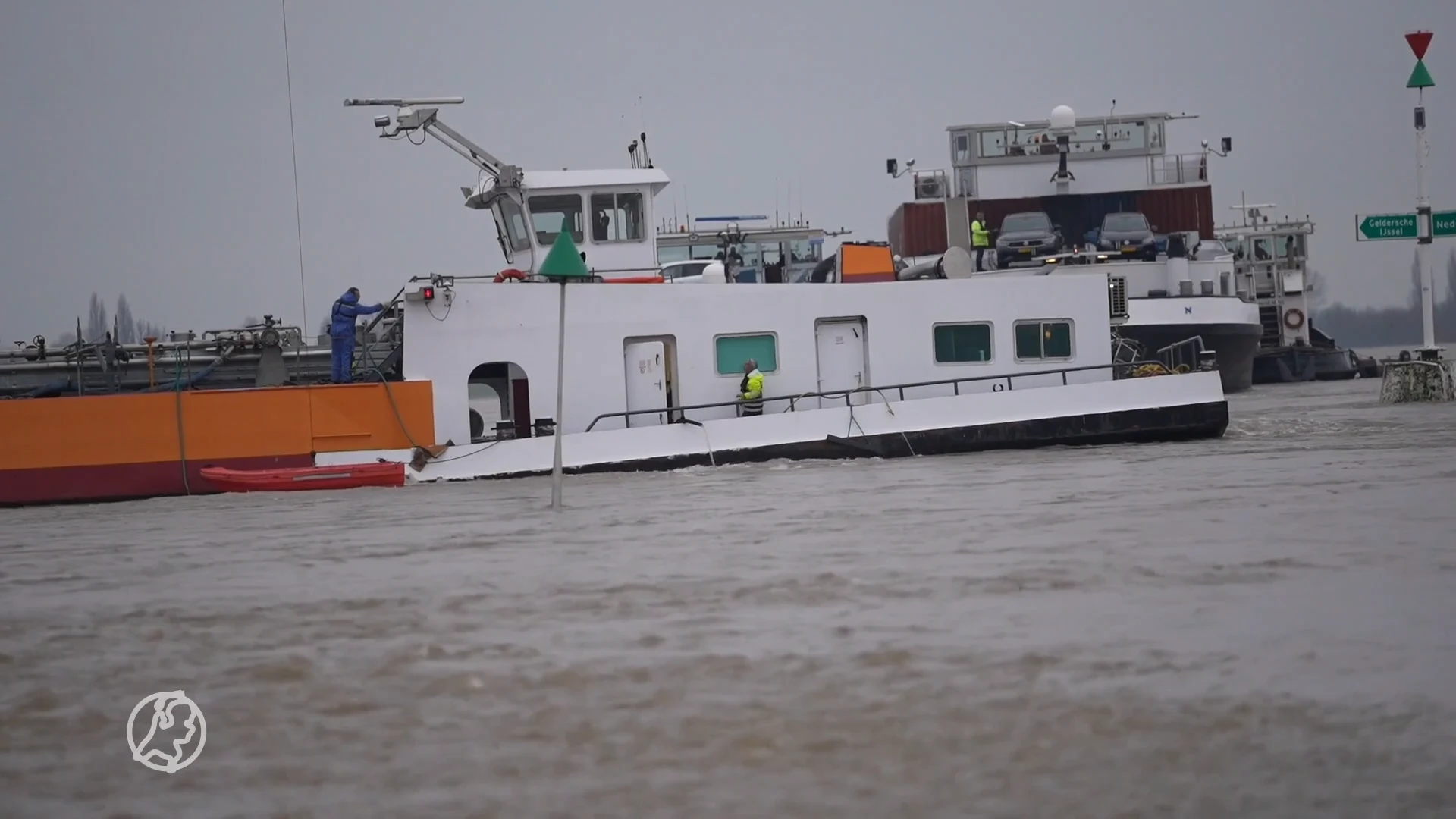 Groot binnenvaartschip ligt vast op de IJssel, scheepvaart geblokkeerd