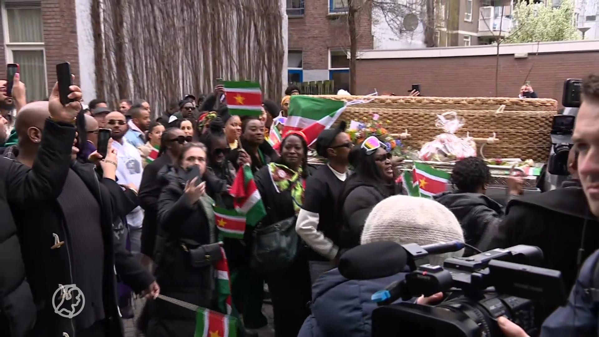 Rouwstoet voor overleden rapper Def Rhymz trekt door Rotterdam