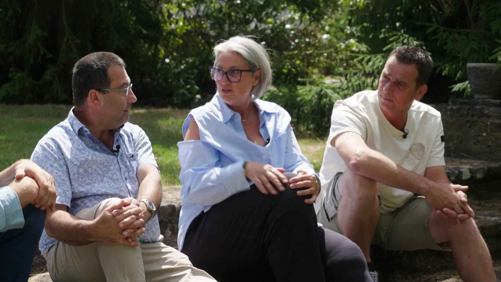 Sylvia's oom duikt letterlijk weg onder de tafel