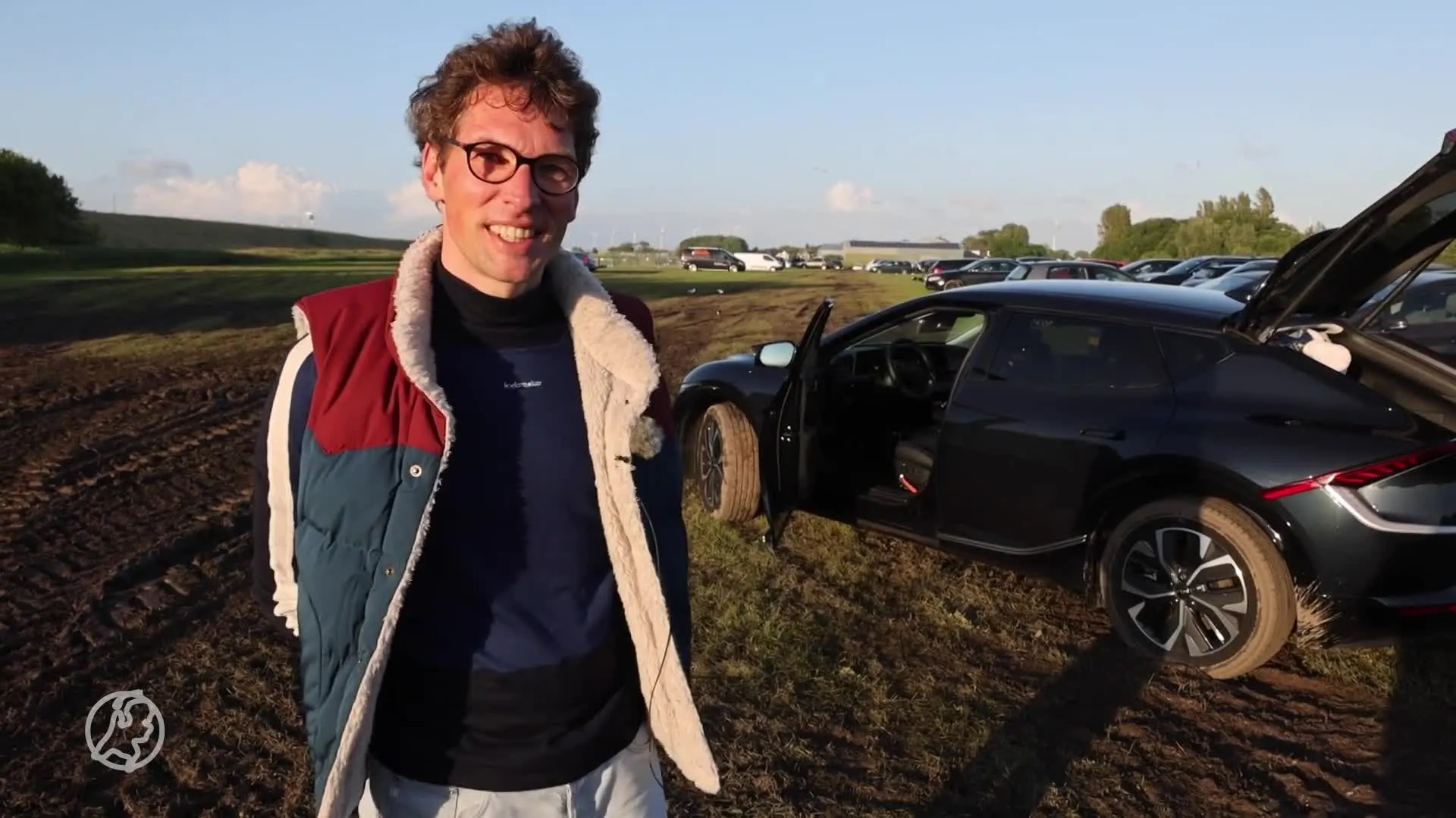 Honderden auto's vast op parkeerterrein Harlingen door modder