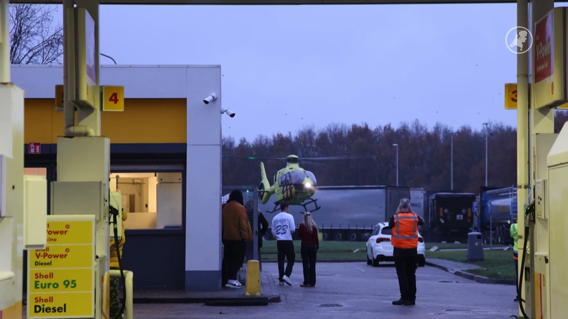 Auto rijdt in volle vaart tankstation in: meerdere gewonden