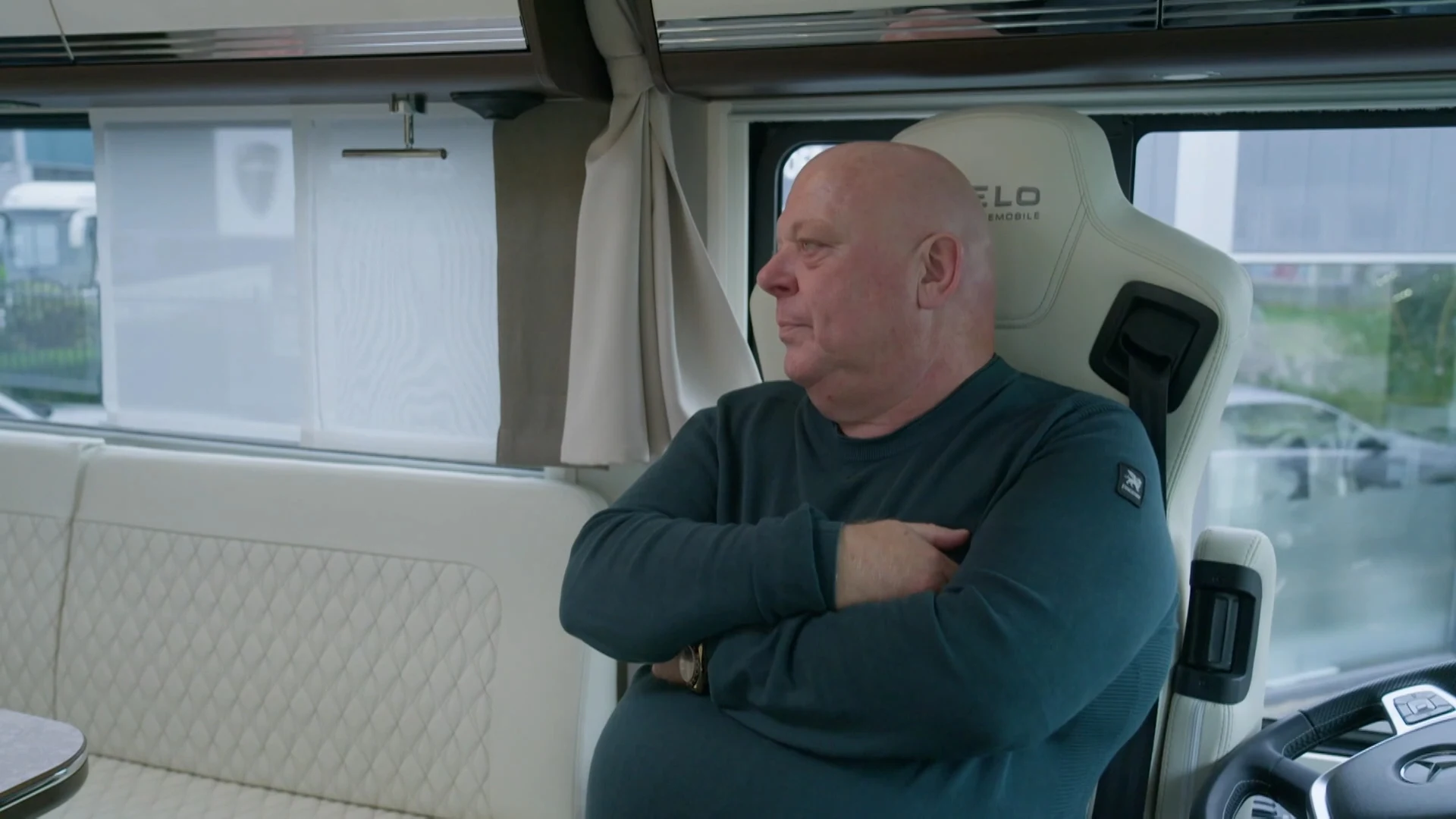 Peter Gillis onderhandelt over prijs van deze luxe camper