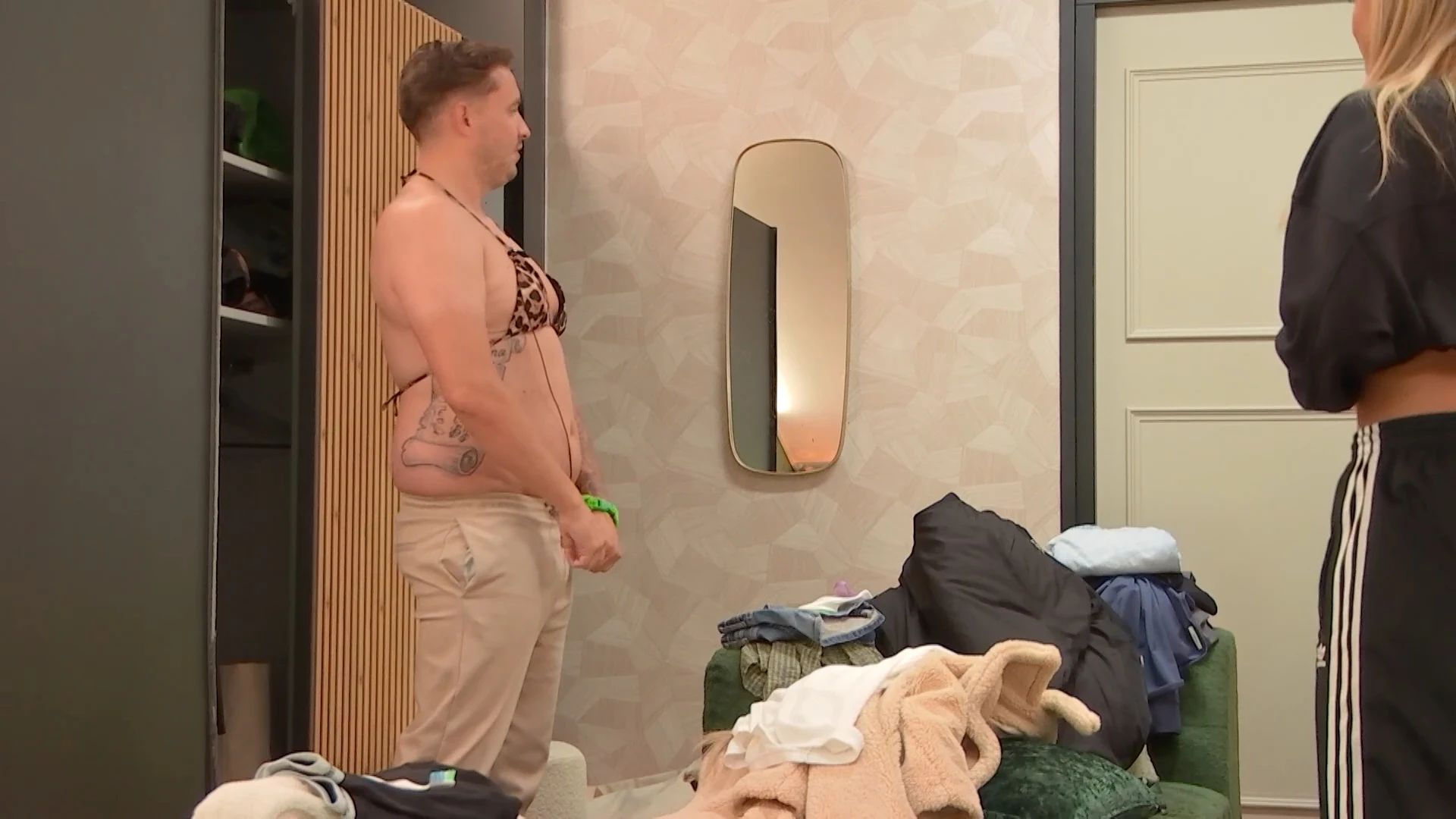 Angelo doet Mercedes' bikini aan: 'Geile boy!'