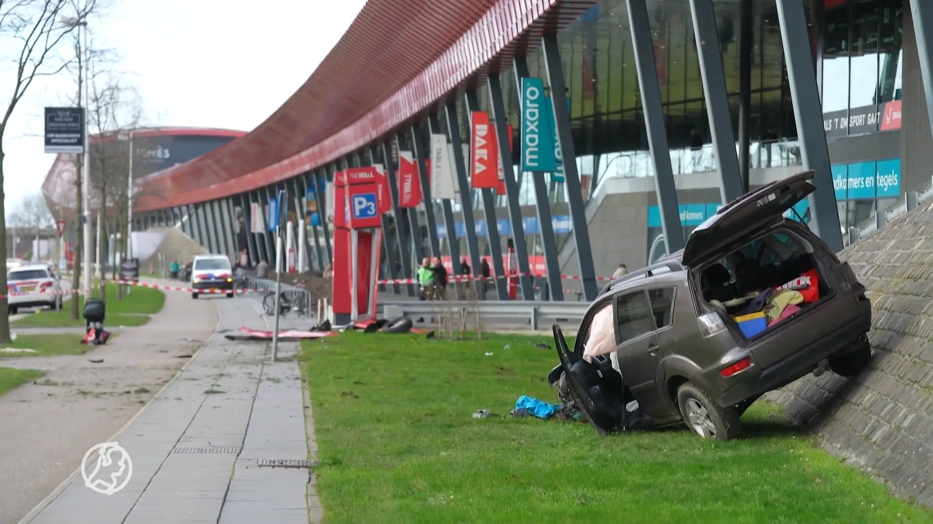 Auto knalt over fiets- en voetpad, meerdere gewonden bij ongeval bij winkelcentrum The Wall Utrecht