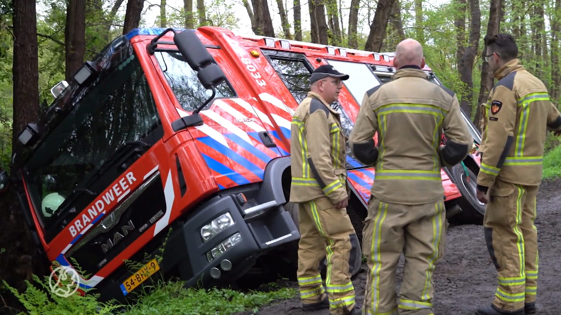 Brandweer van de regen in de drup na redding paard uit Drentse sloot