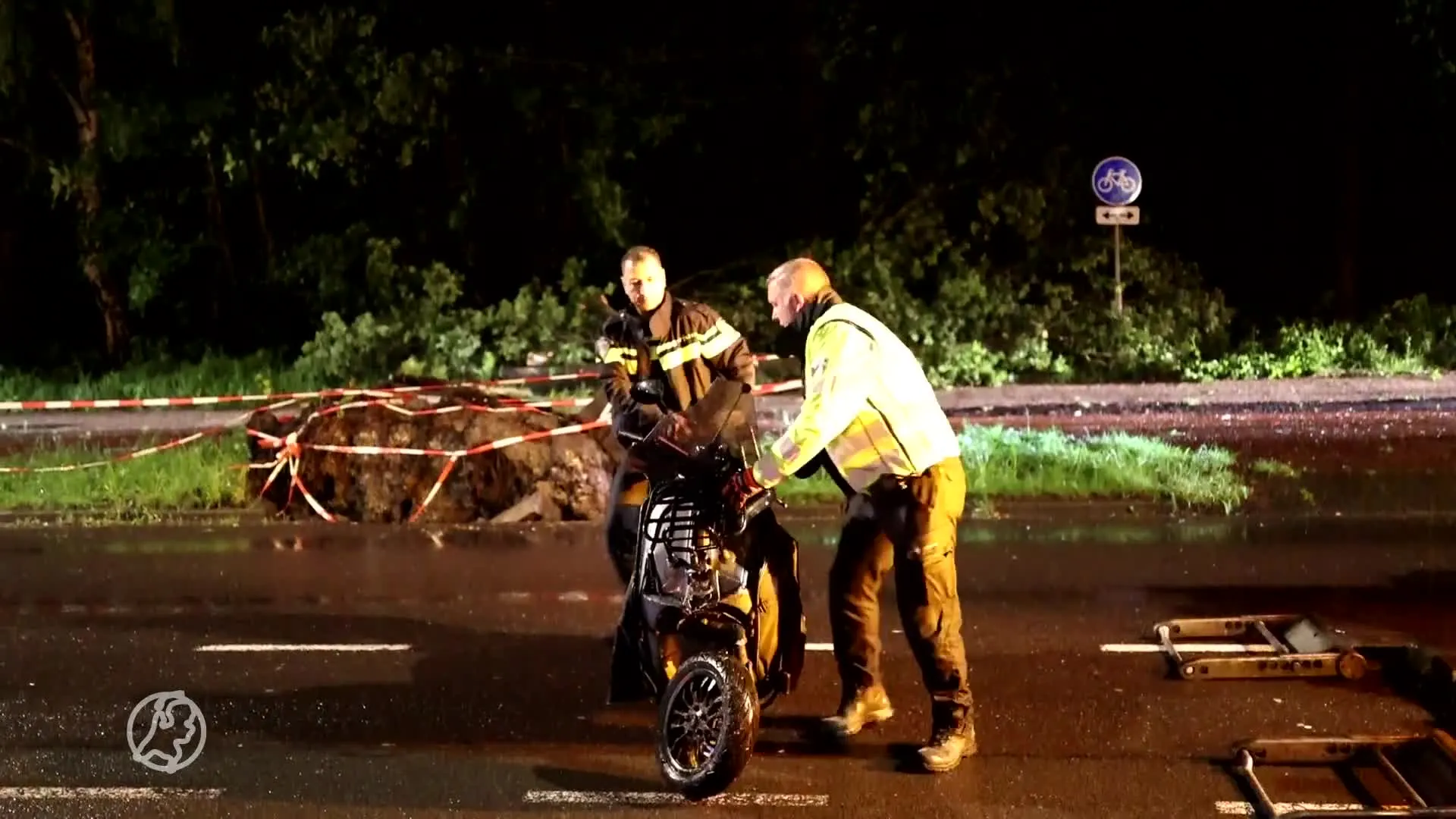 Scooterrijder knalt op omgevallen boom in Amsterdam
