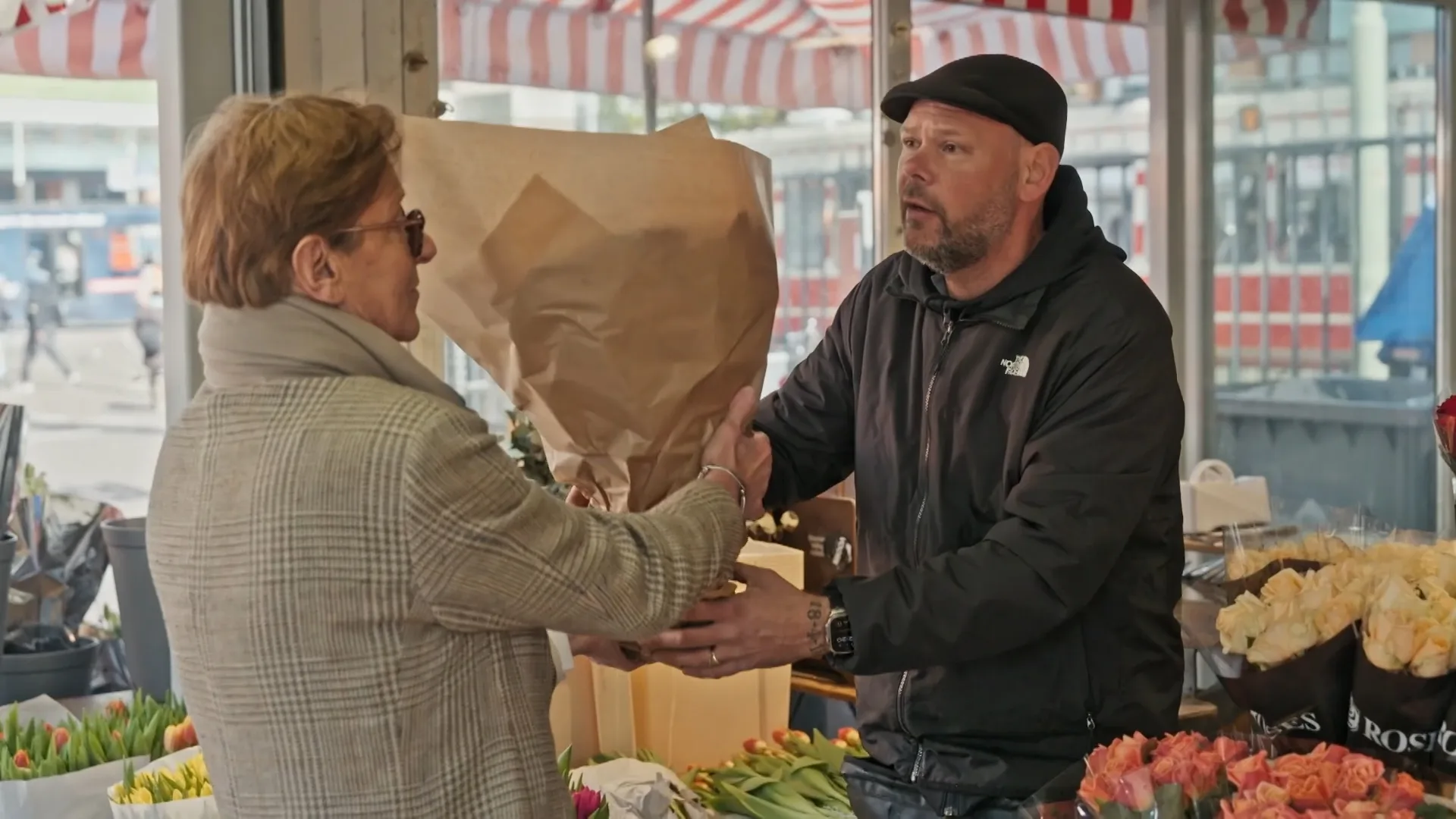 Frank betaalt bos rozen met veel kleingeld