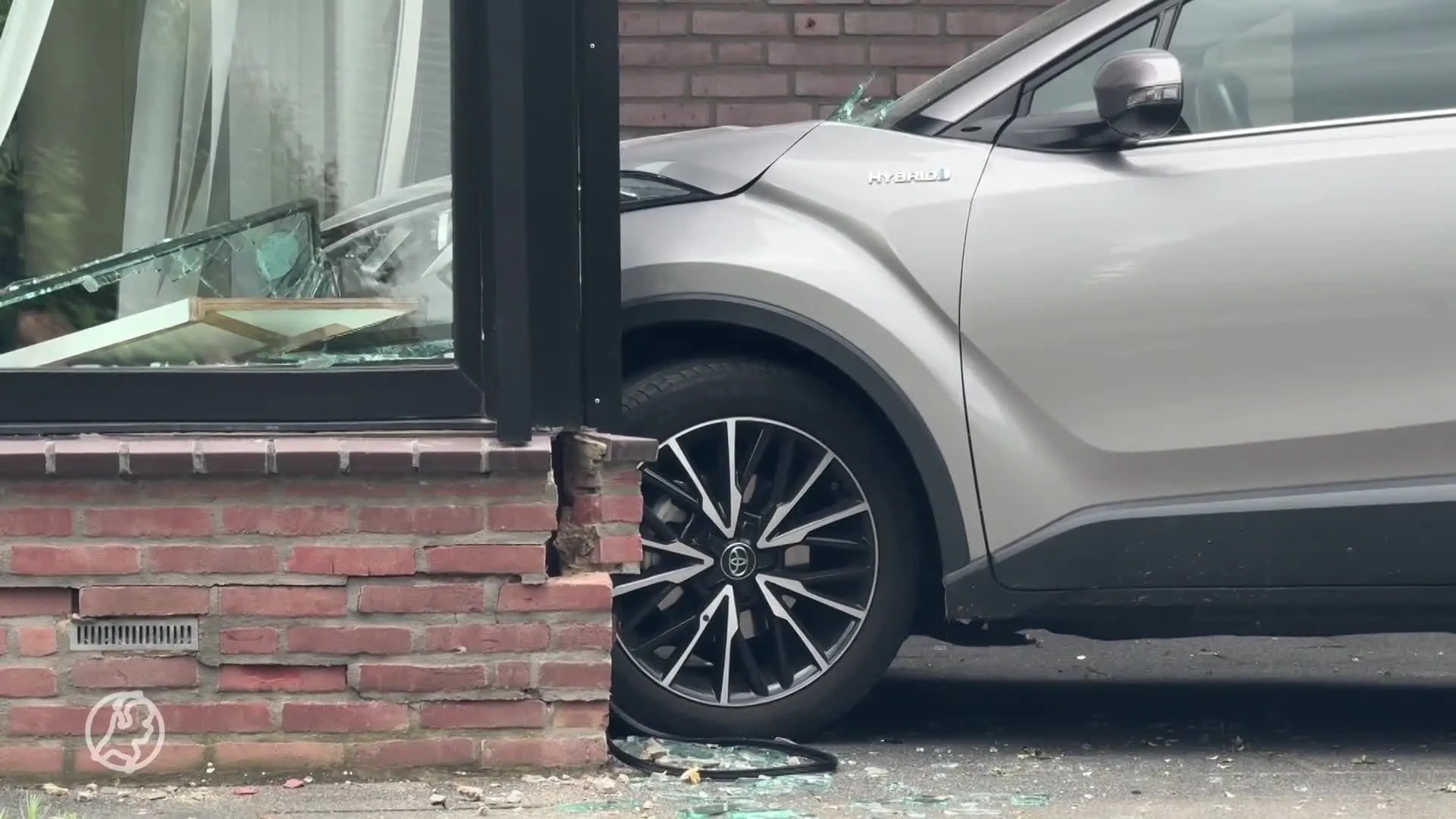 Auto knalt gevel woning binnen in Voerendaal