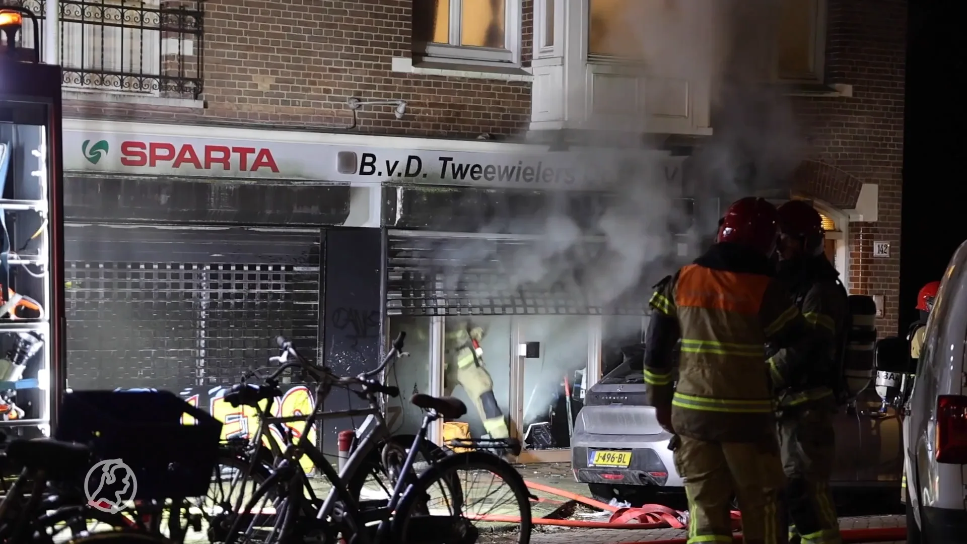 Meerdere appartementen ontruimd na brand in fietsenwinkel Amsterdam