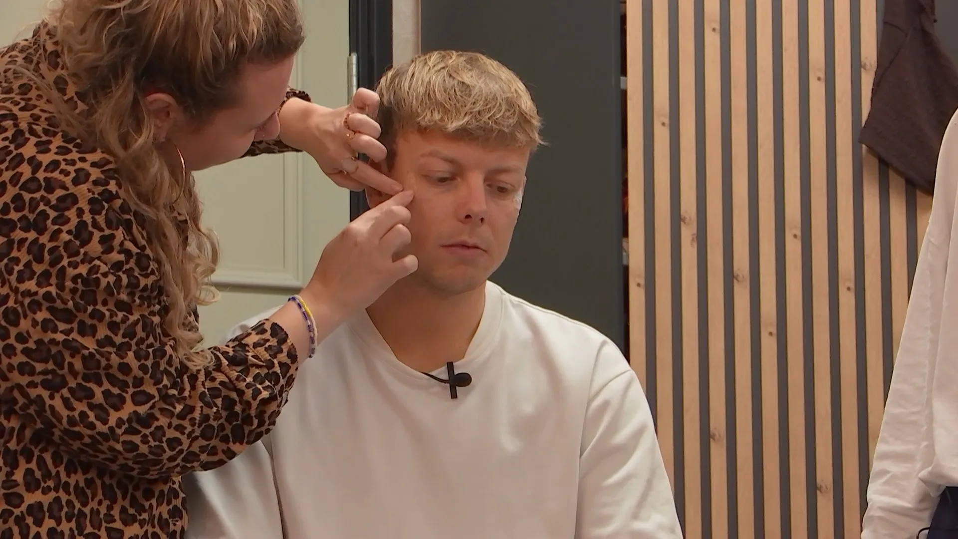 Lisa oefent make-up op Geert, tot onvrede van Demi