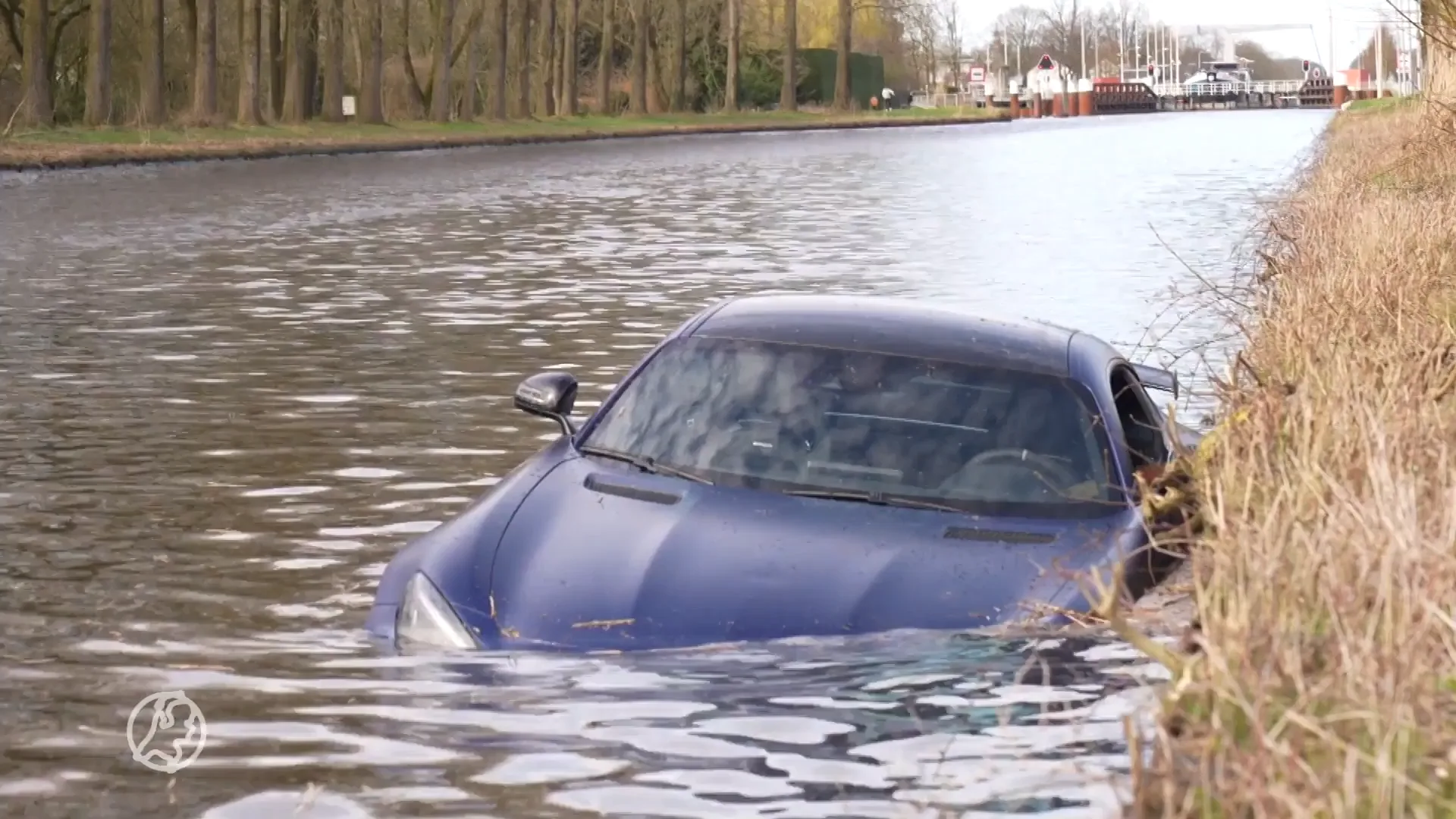 Peperdure Mercedes belandt in kanaal