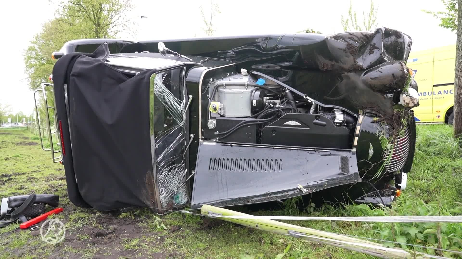 Peperdure auto crasht en raakt flink beschadigd in paardenweide in Asten