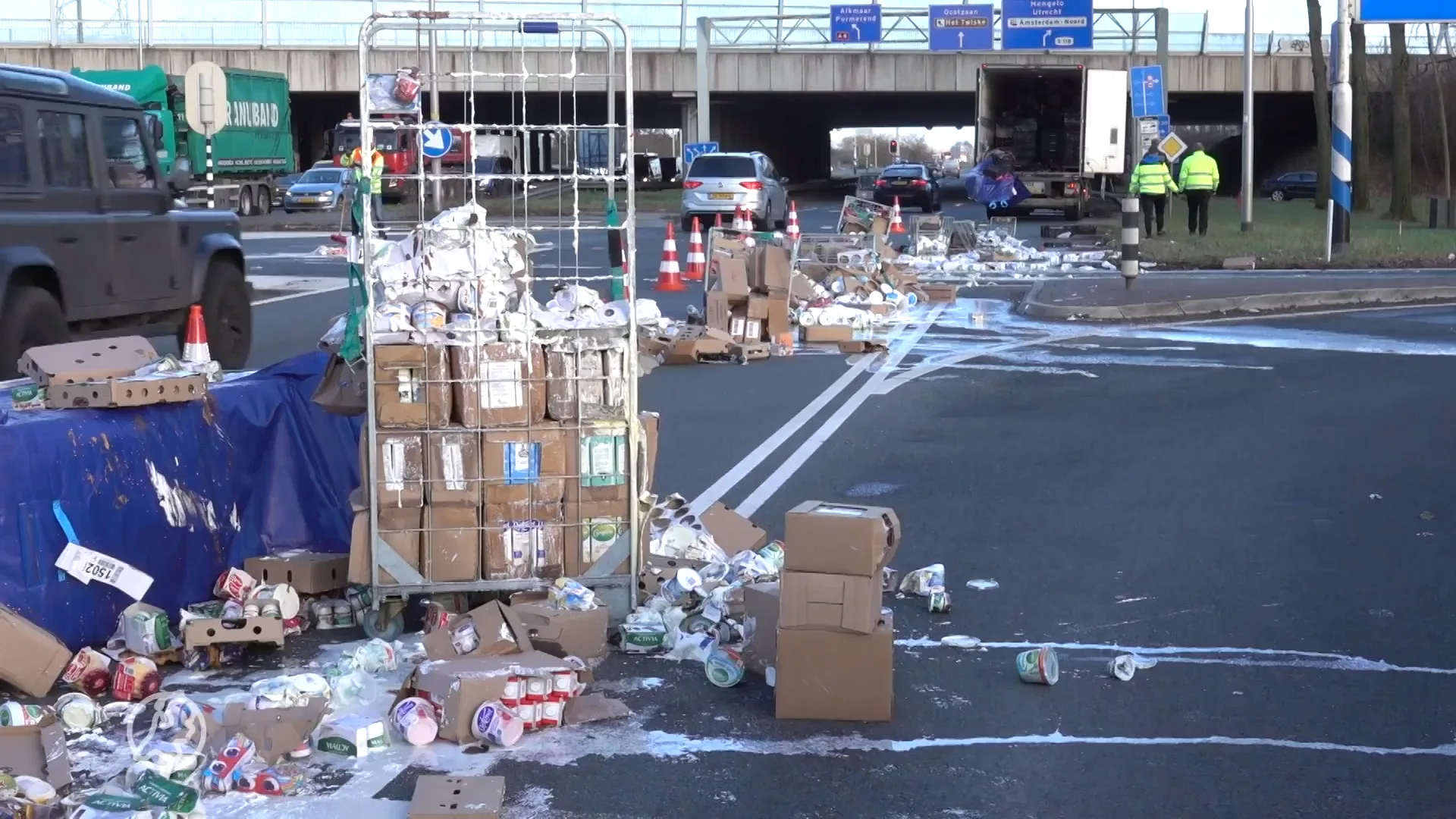 Zuur: Albert Heijn-vrachtwagen verliest lading melk en yoghurt