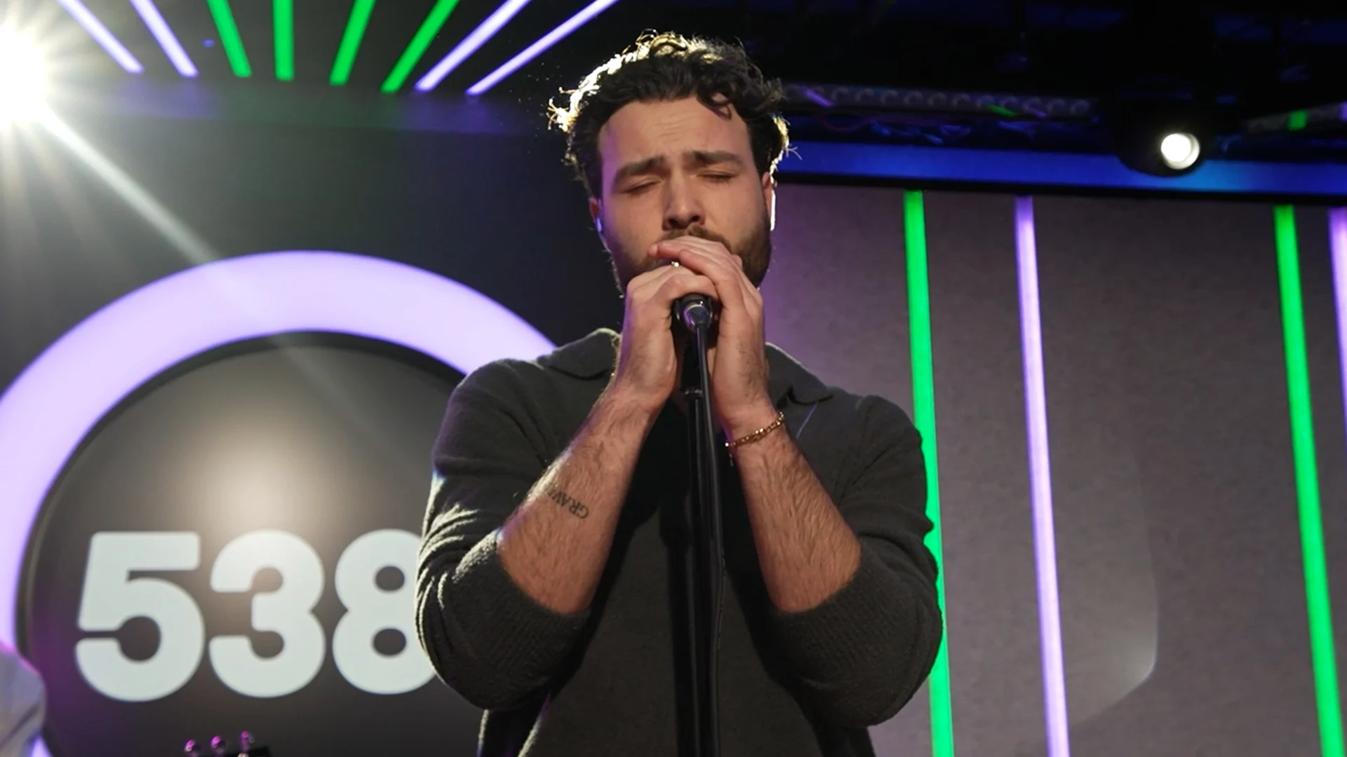 Jim Gardner covert Man I Need van Olivia Dean bij Evers & co.