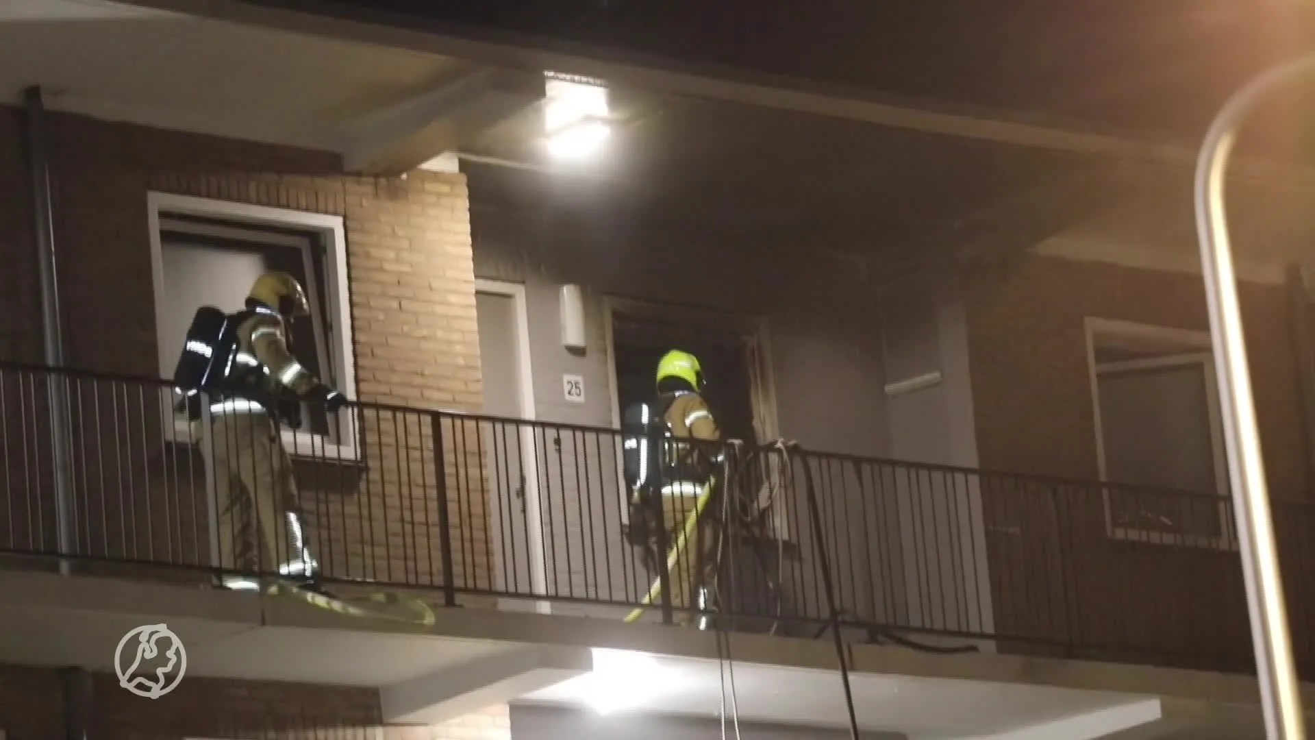 Brand in woning in Vaassen na knal, gewonde van balkon gehaald