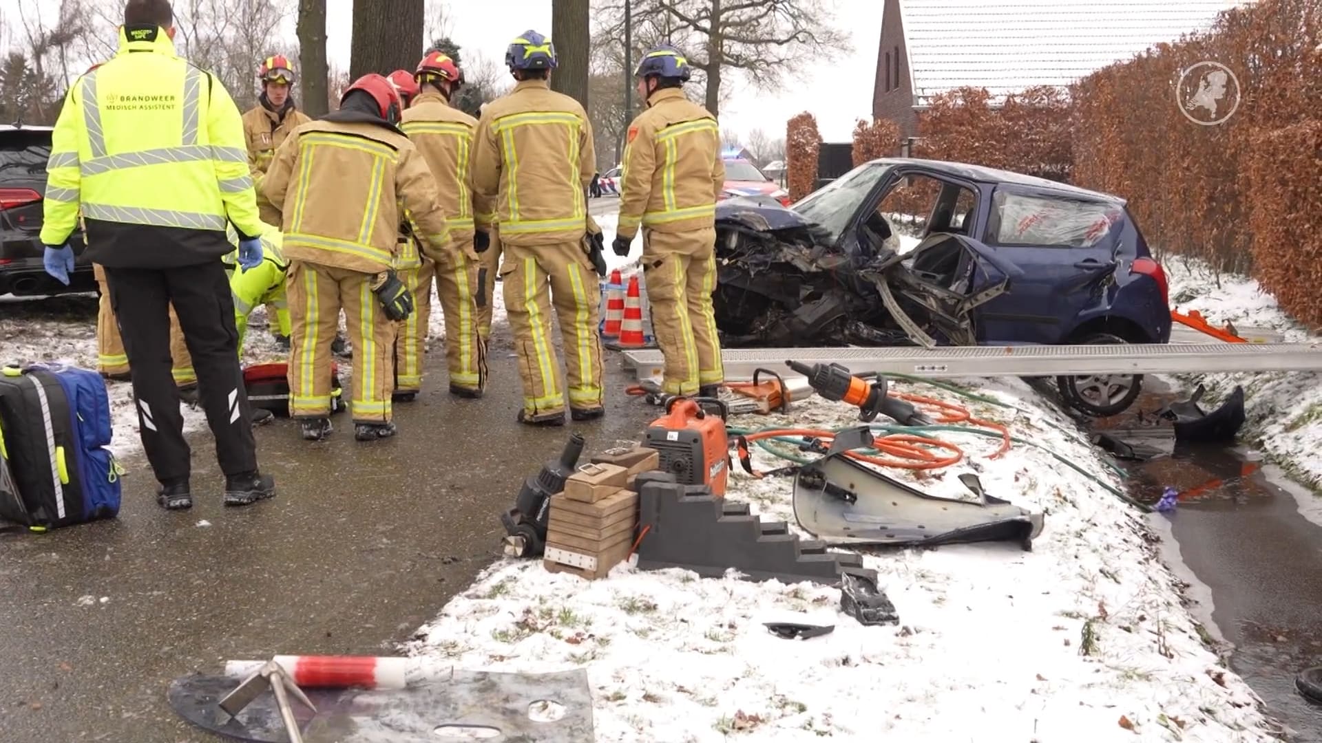 Twee inzittenden zwaargewond na crash in Bakel