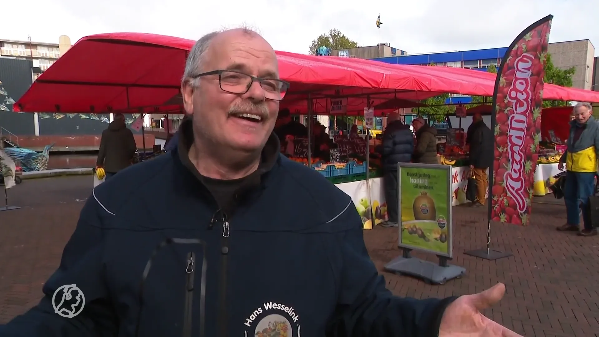 Marktkoopman Hans geeft tips: zo verkoop jij het best je spullen op Koningsdag
