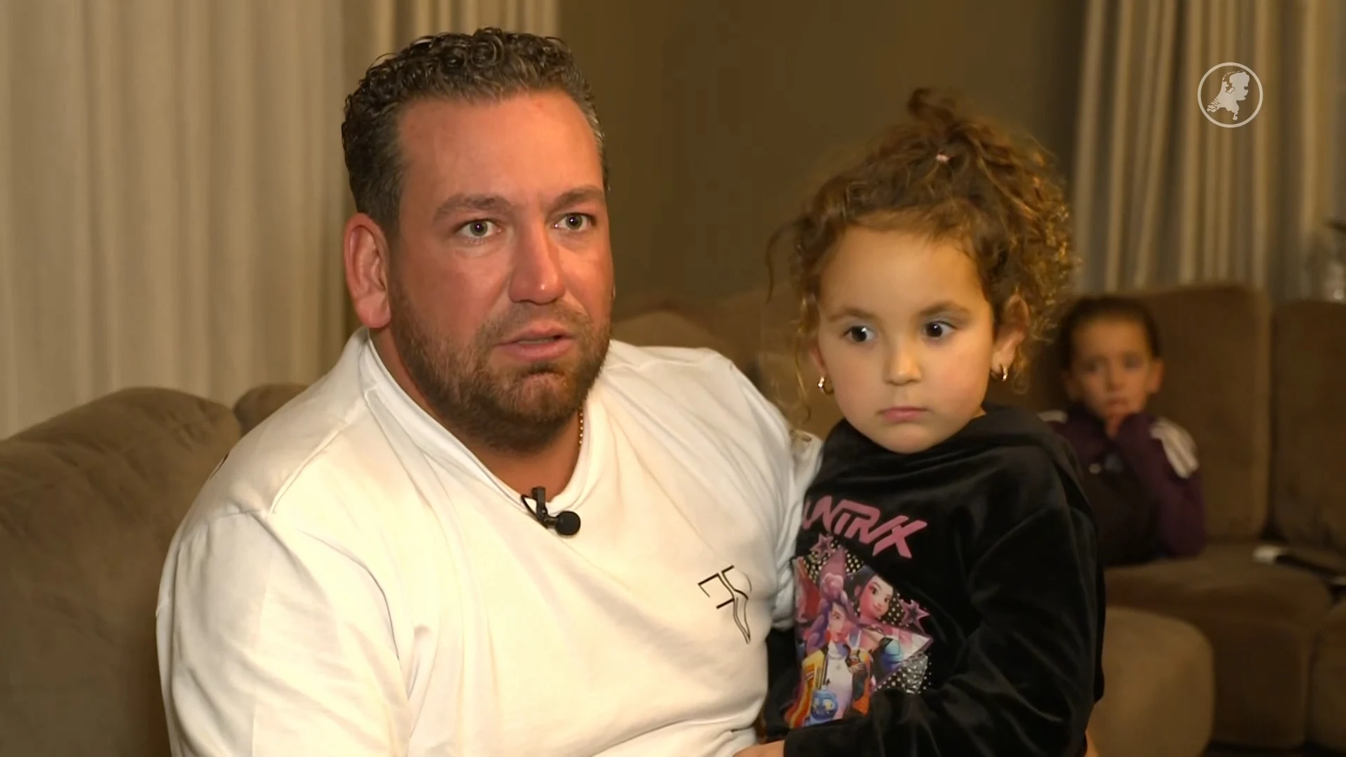 Bizar: veelpleger steelt auto mét jonge kinderen op achterbank