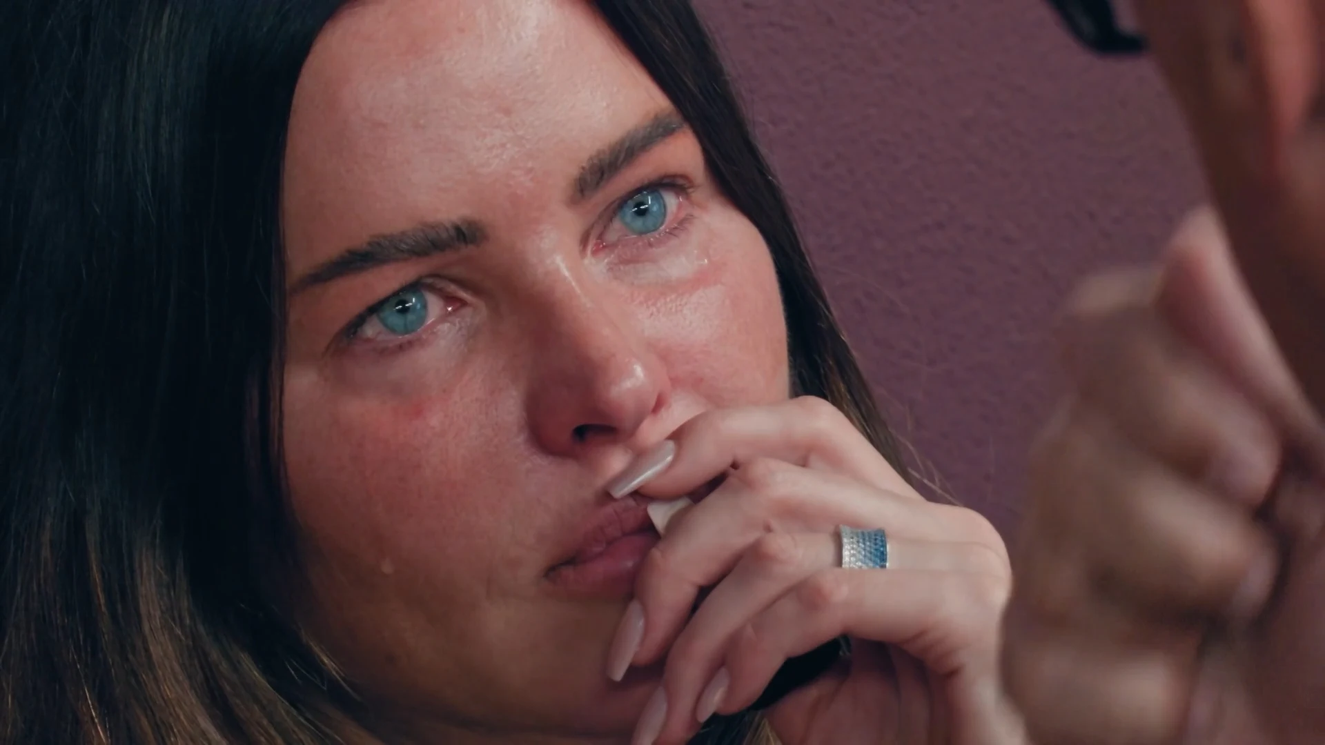 Dominante Sylvia Geersen in tranen: 'Groep is tegen haar aan het keren'