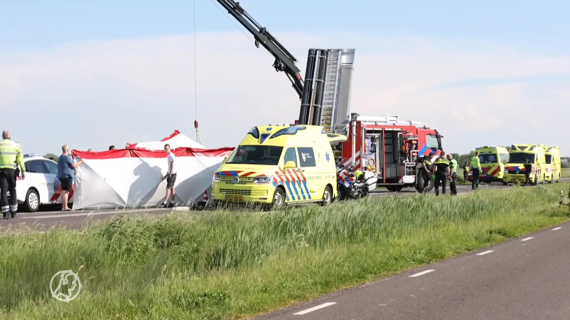 Auto te water in Sint Annaparochie, twee ernstig gewonden
