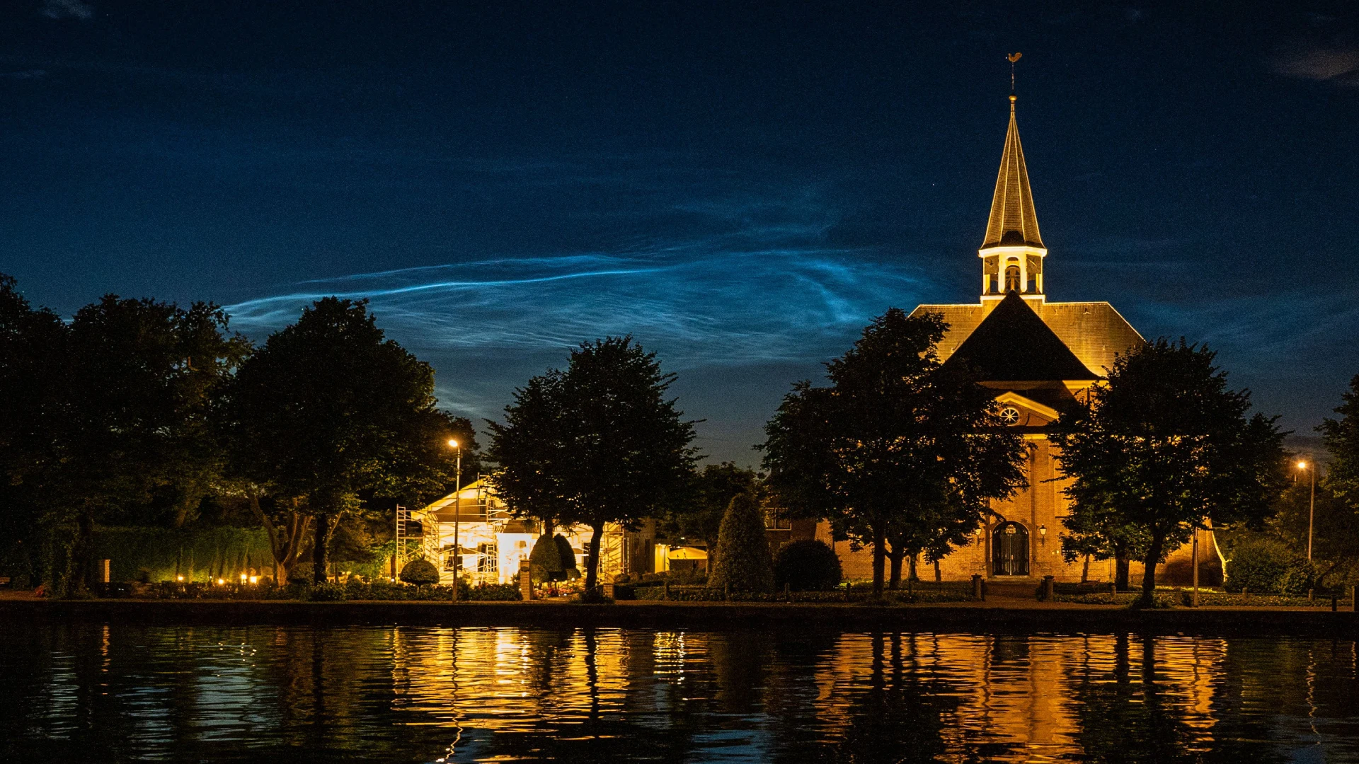 Lichtende nachtwolken schitteren aan de hemel, ook zaterdagnacht weer te zien
