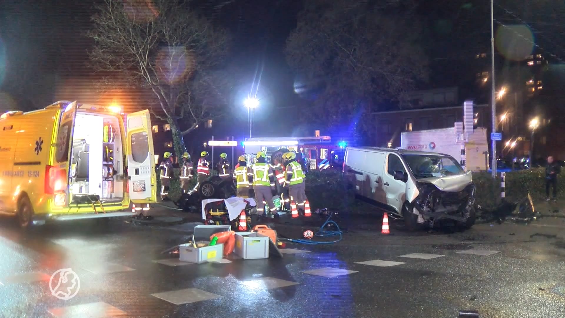 Twee gewonden na ernstig ongeluk tussen busje en auto, man had waarschijnlijk te veel gedronken