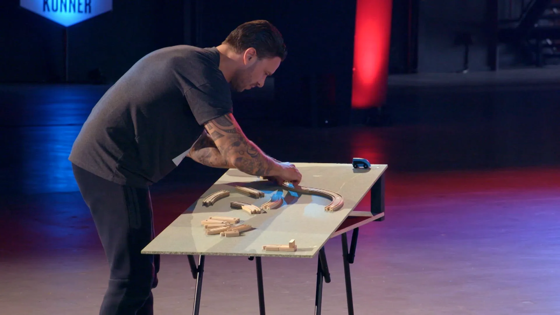 Zorg ervoor dat de auto niet ontspoord...