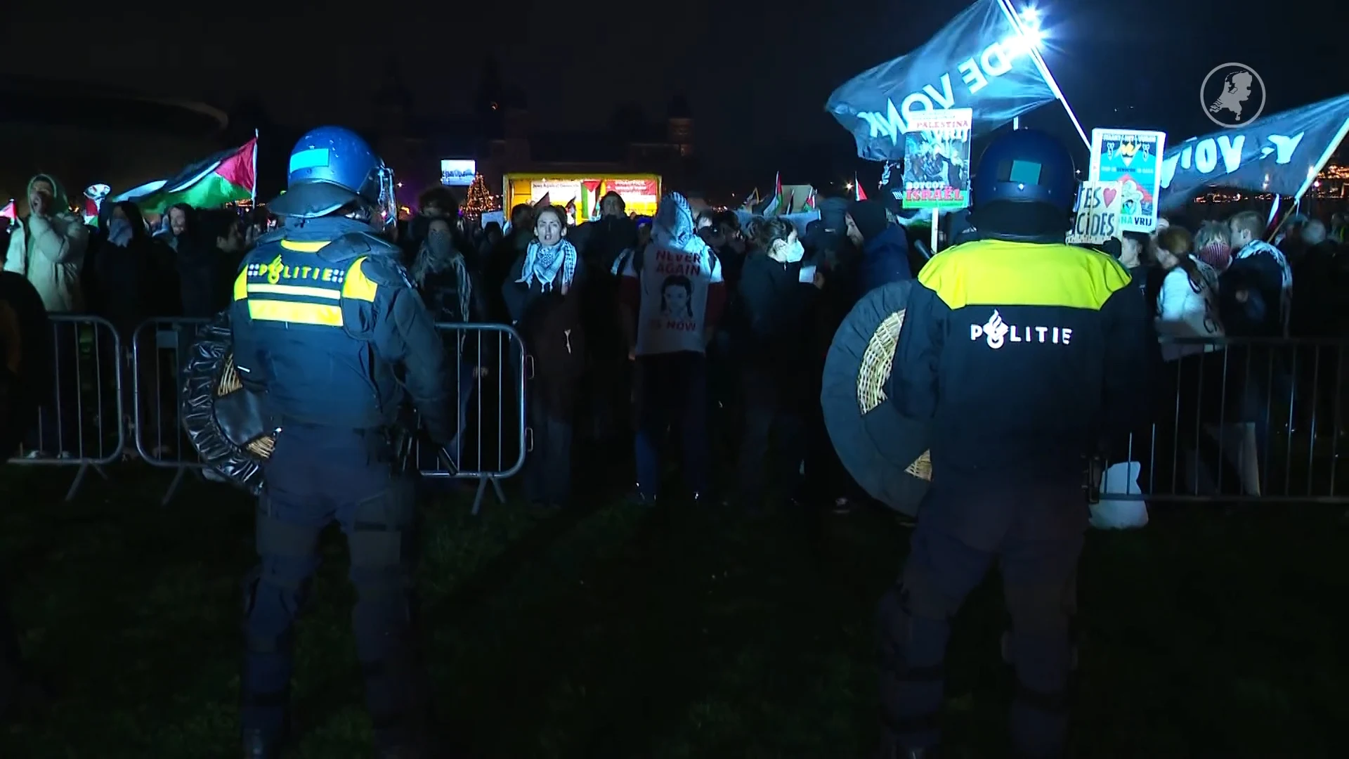 Honderden demonstranten en ME staan tegenover elkaar bij Concertgebouw