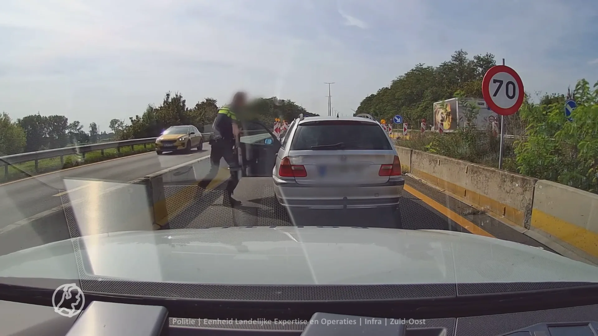 Automobilist schiet politie te hulp bij aanhouding mensensmokkelaar