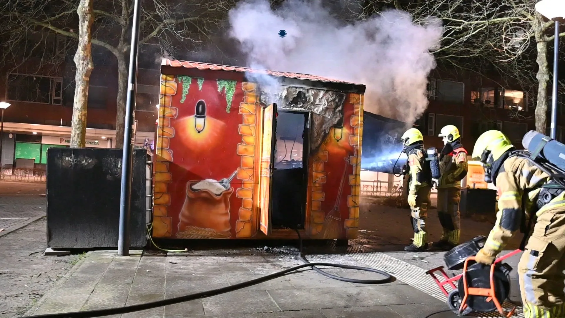 Twee mensen aangehouden voor brandstichting oliebollenkraam Breda