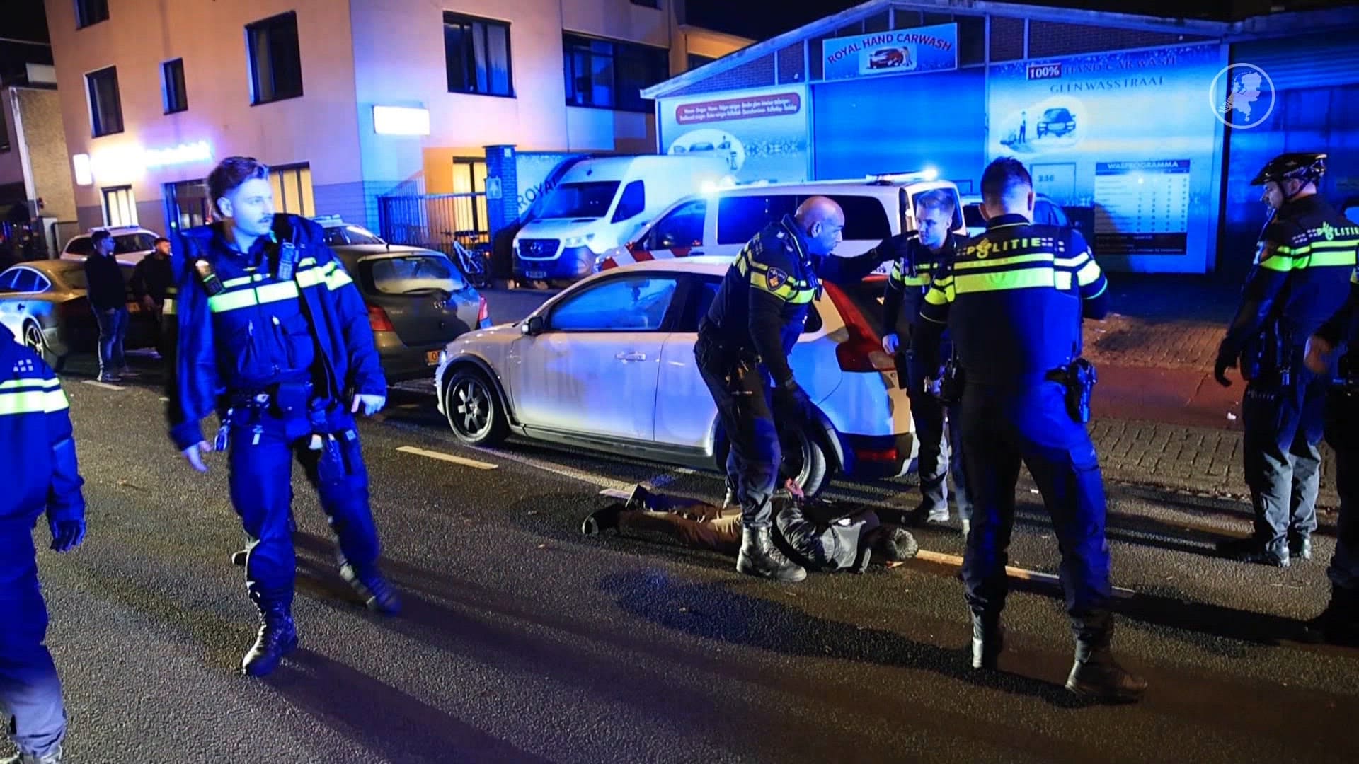 Auto kapotgeslagen tijdens ruzie bij Opera, twee aangehouden