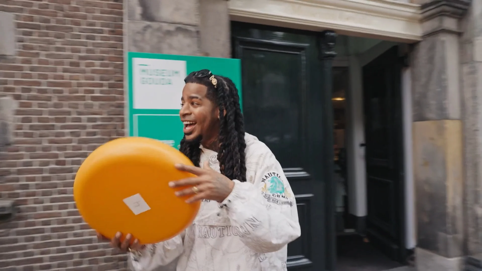 Vrouw rent bang weg voor rapper Keizer in Let's Play Ball