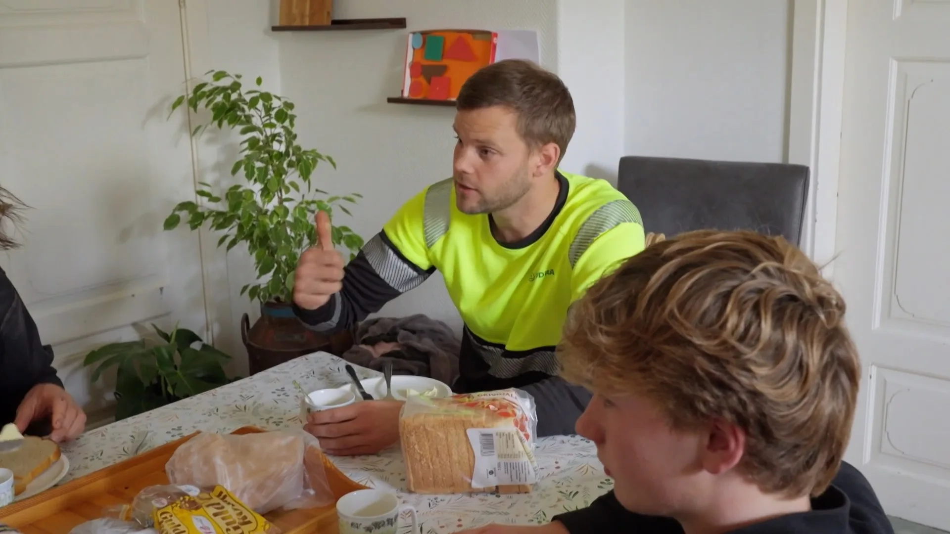 Zweed proeft frikandel: ‘Just eat, don’t ask!’