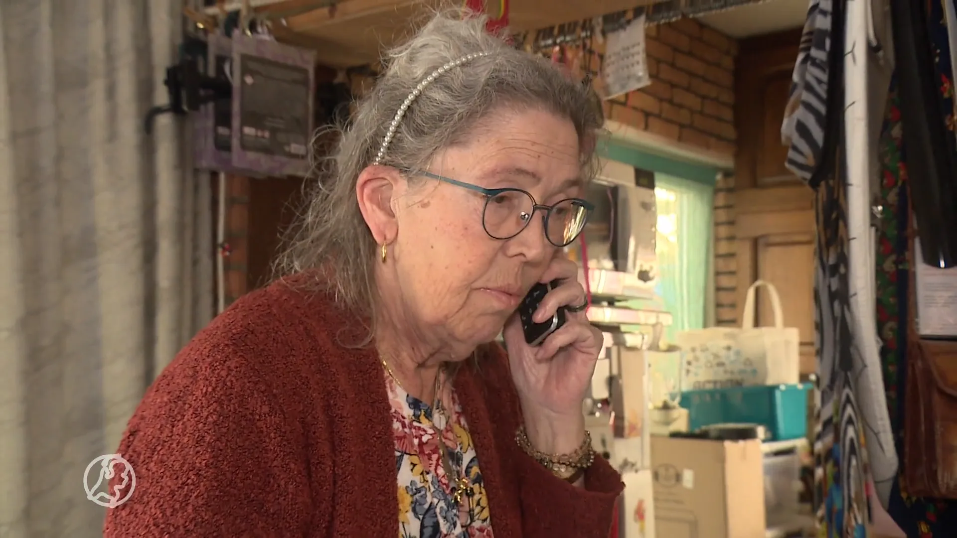 Lia (68) is bankfraude-oplichters te slim af en lokt ze in de val