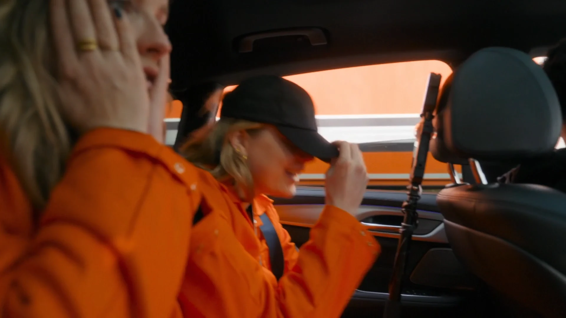 Vluchtauto Noa Vahle en Merel Ek wordt aangehouden door de politie