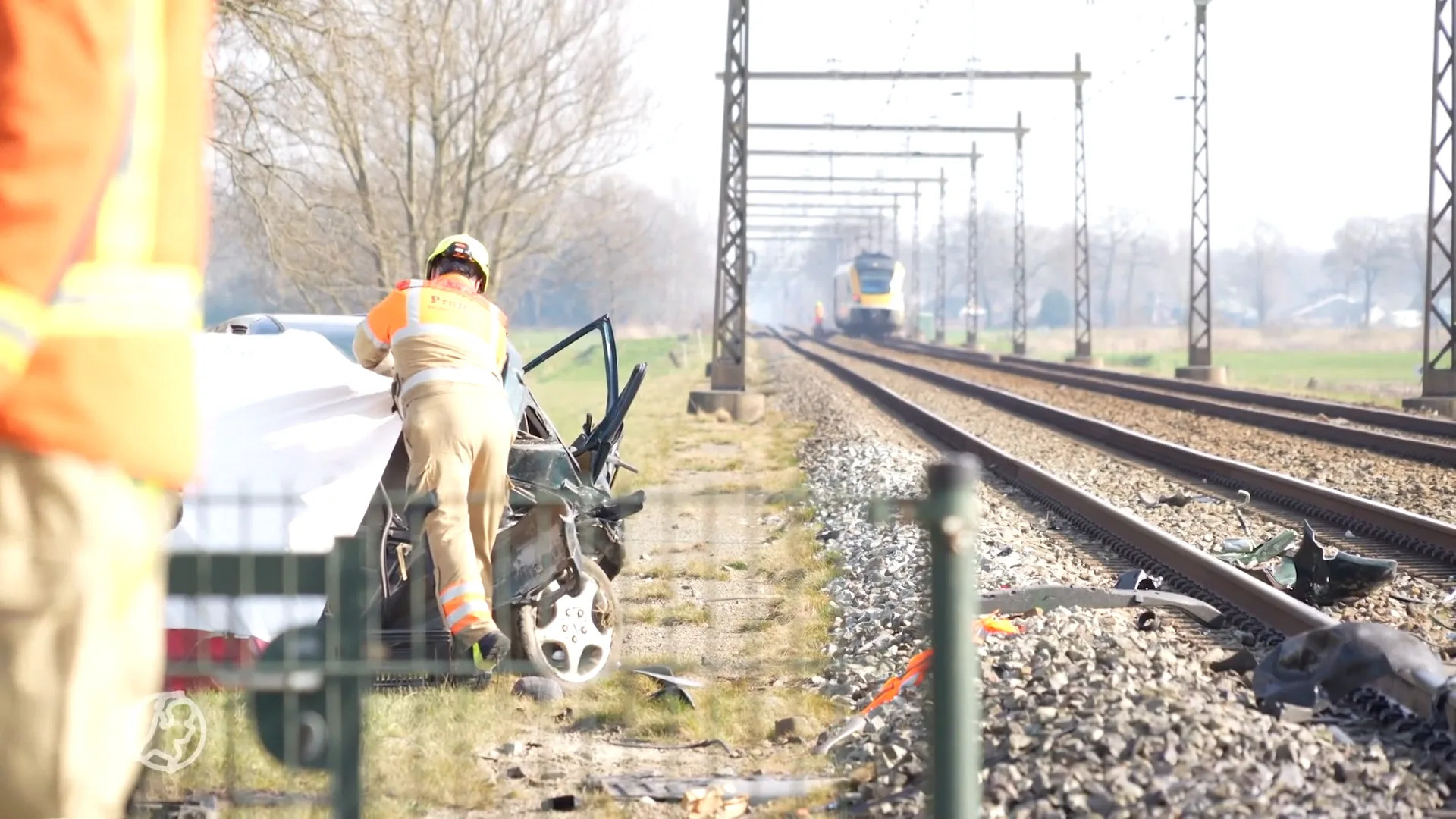 Veel hulpdiensten bij treinbotsing op auto, zeker één gewonde