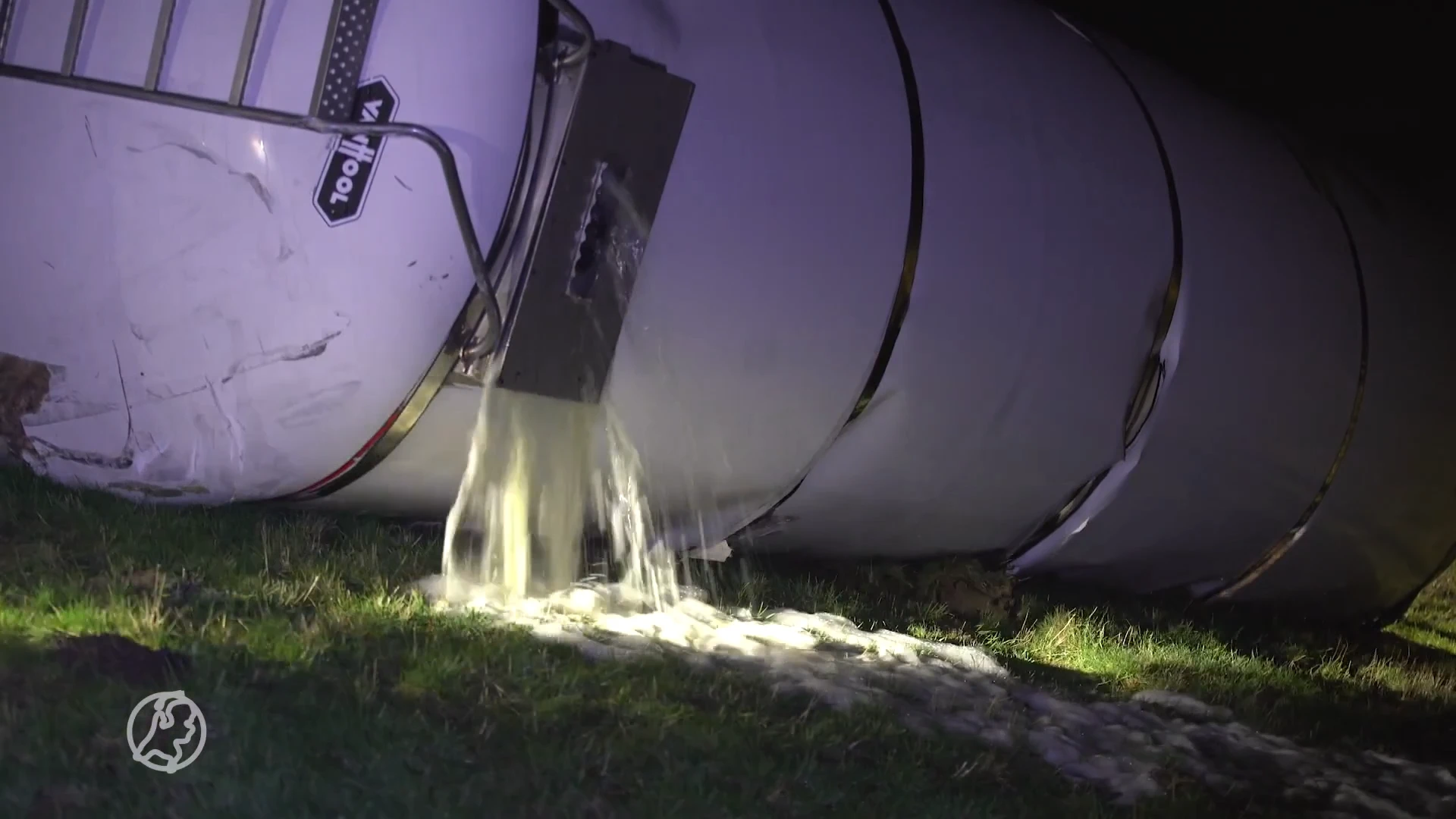 Melk stroomt over weg nadat tankwagen kantelt