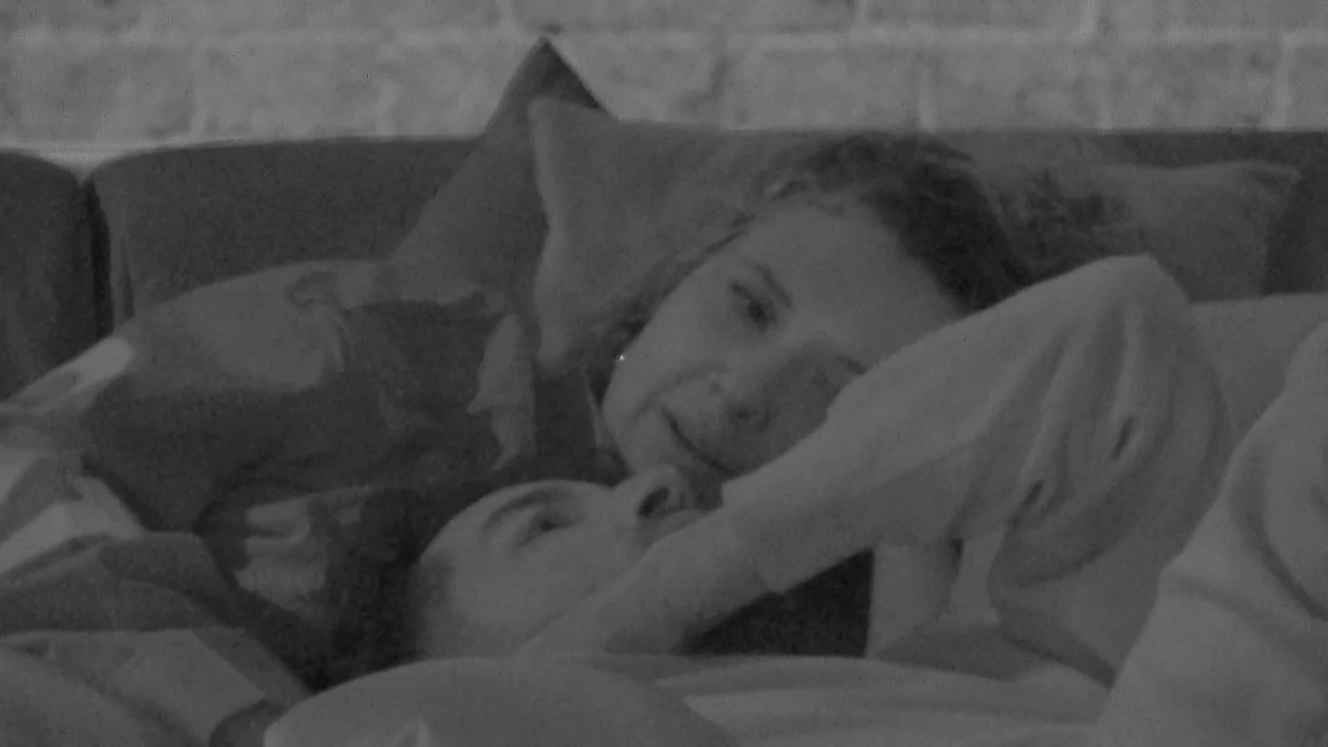 Lisa en Thomas strelen elkaar