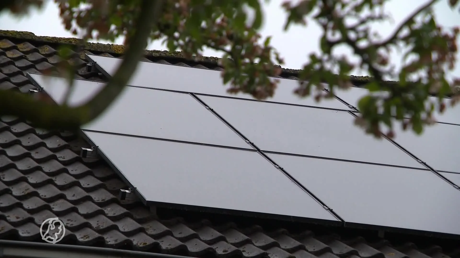 Bewoners opgeroepen zonnepanelen te verwijderen, gemeente vindt het geen gezicht