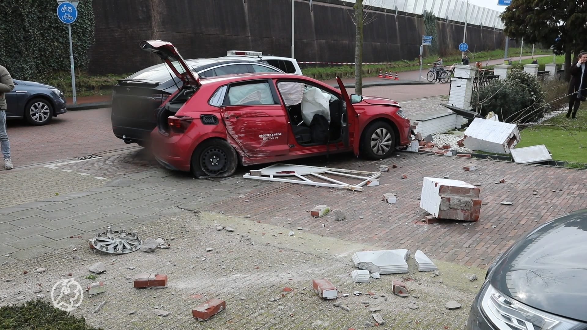 Bestuurder van gestolen auto zorgt voor ravage bij politieachtervolging