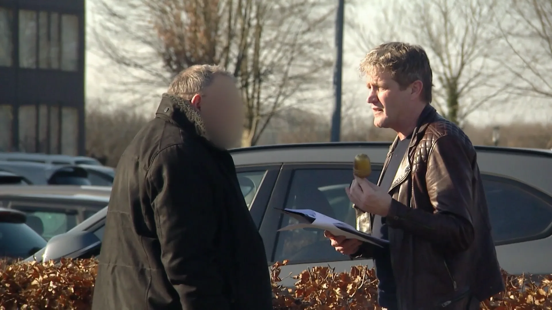 Terwijl slachtoffer vecht voor haar leven wordt ze voor tonnen bestolen