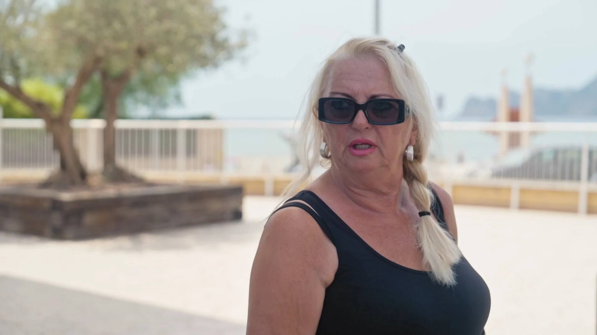 De Hanslers: van de Piste naar de Playa: Monique stoort zich aan de stem  van Denise