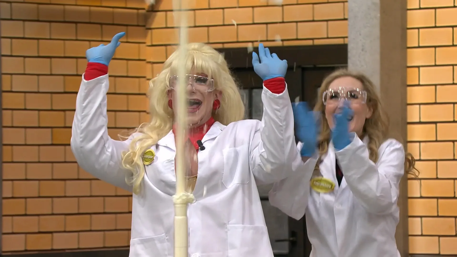 De BN'ers bereiken met deze scheikundeles grote hoogtes