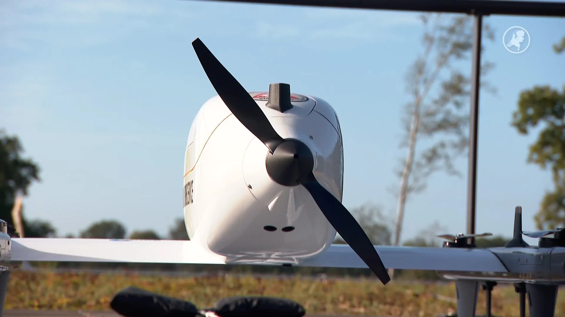 Wat vliegt daar? Een drone met bloed?