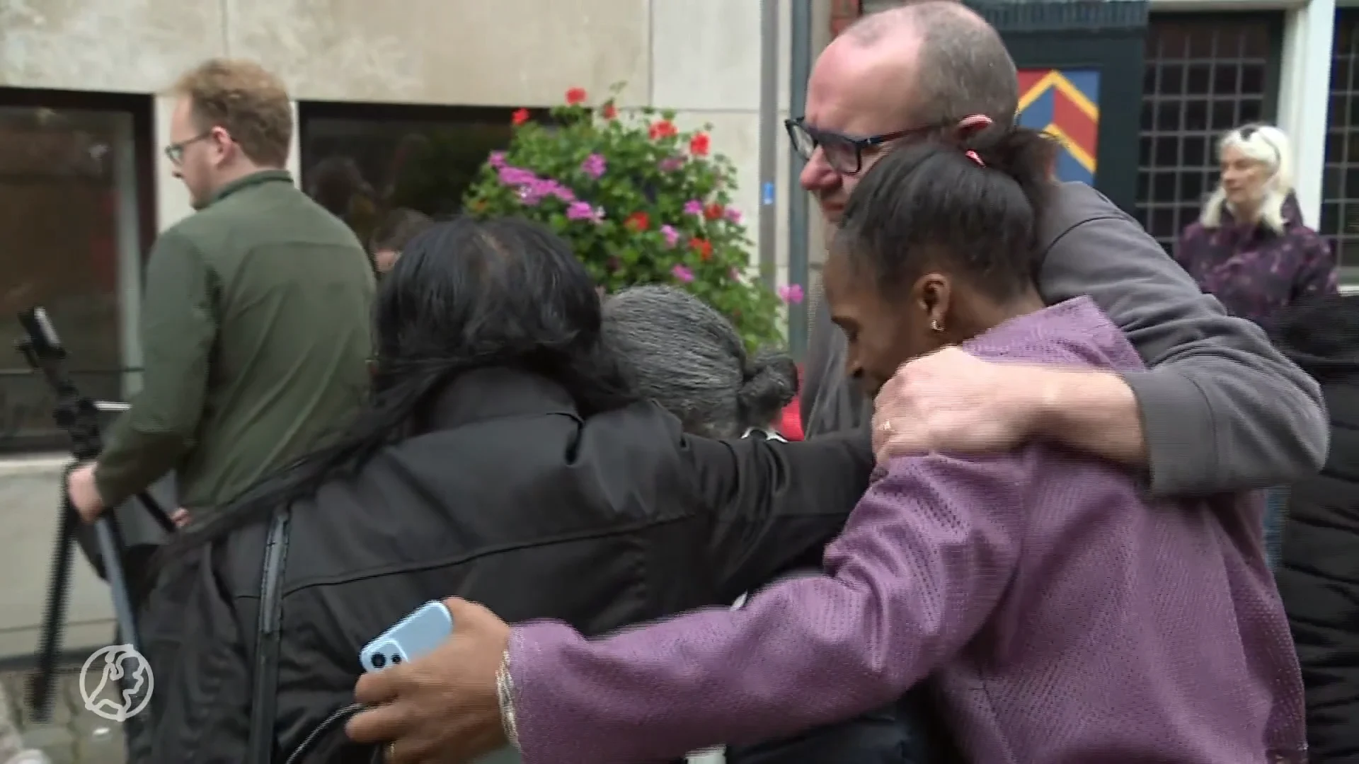 Emotionele bijeenkomst in Vlaardingen voor zwaargewond pleegmeisje: 'Ik hoop dat ze het redt'