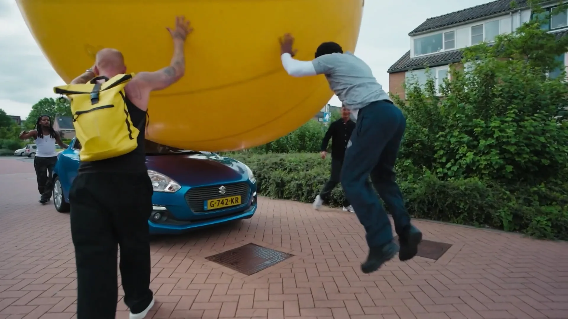 Buurtbewoners schieten te hulp: bal rijdt op dak van auto straat uit
