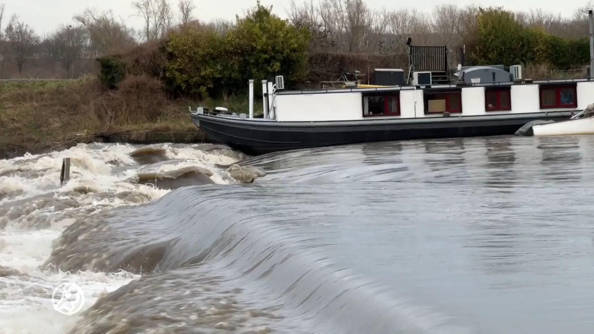 Dijk in Maastricht deels weggespoeld, woonboten in problemen en worden ontruimd