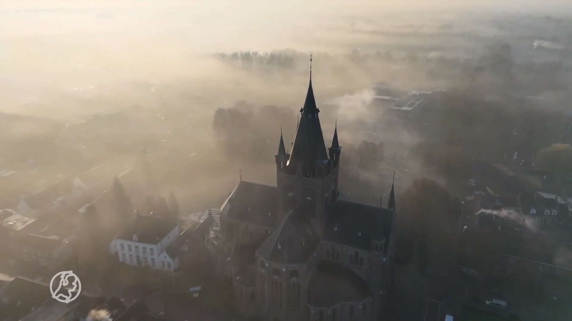 Prachtige drone-beelden van dichte mist in Brabant