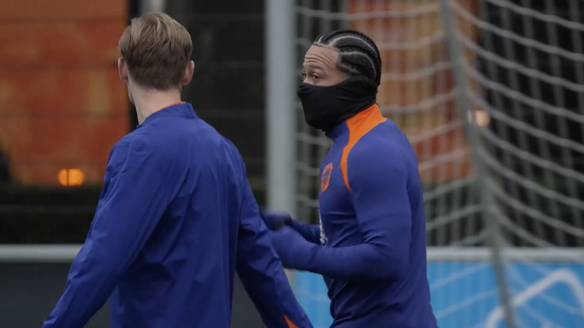 Training Oranje in aanloop naar duel met Litouwen: ook geschorste Jan Paul van Hecke op het veld