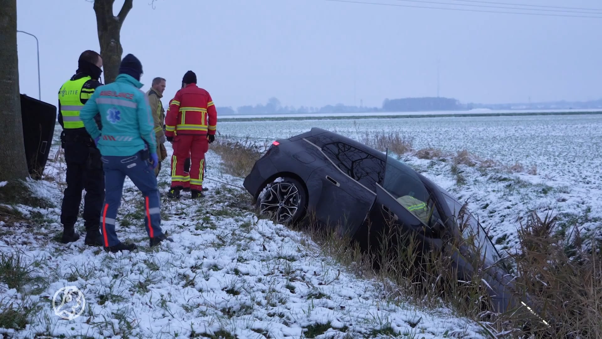 Gladde weg in Drentse Gieten: vrouw met twee kinderen glijdt de sloot in